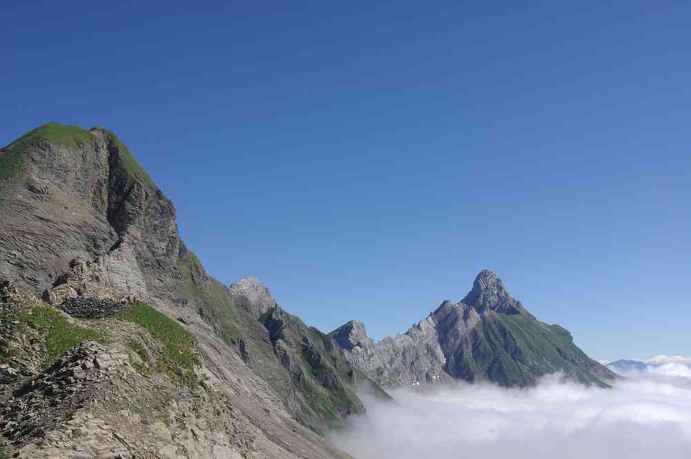 Bon allez, puisque vous tenez à aller escalader là haut... Le dimanche 18 juillet 2010