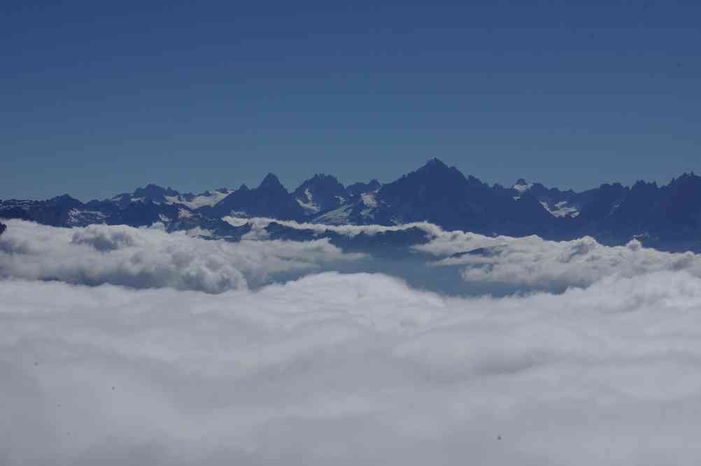 Un peu à contre-jour mais on voit quand même toute la chaîne... Le dimanche 18 juillet 2010