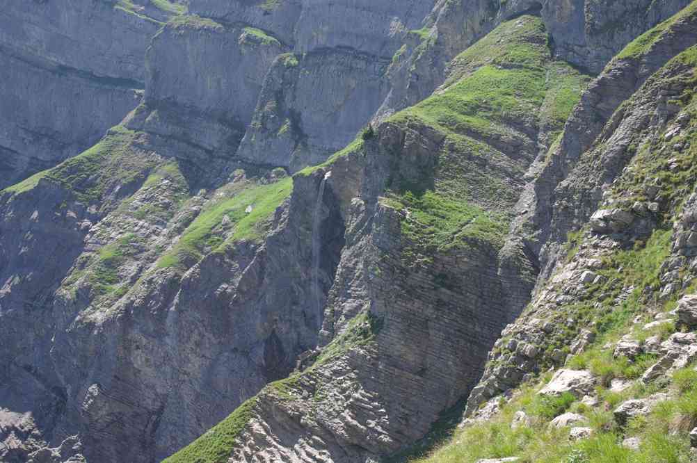 Sentier sacrément aérien le long de la cascade des Fours... Le dimanche 18 juillet 2010