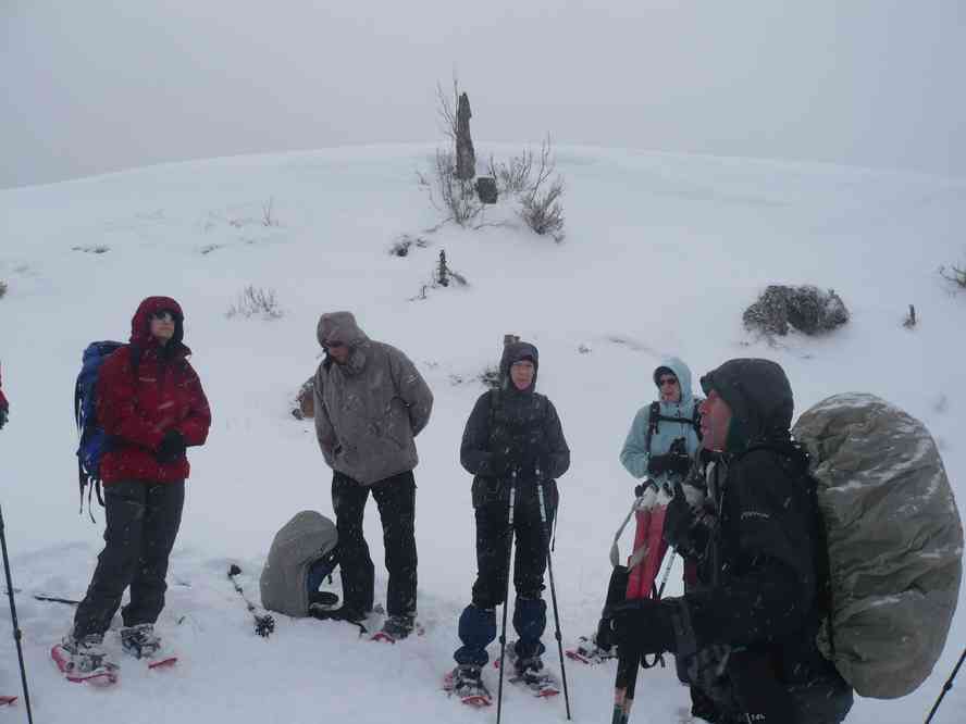 Le chef explique comment descendre à raquettes (y’en a un qui a reçu un savon !). Le mardi 28 décembre 2010