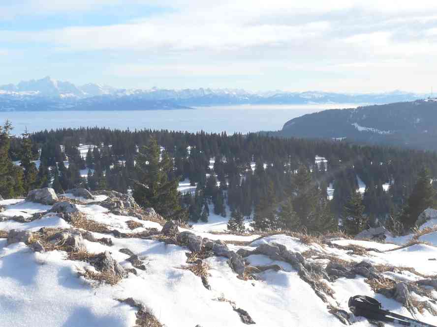 Cette fois-ci nous sommes bien au sommet (du Noirmont) : 1567 m selon l’IGN, 1568 sur les cartes suisses. Le mercredi 29 décembre 2010