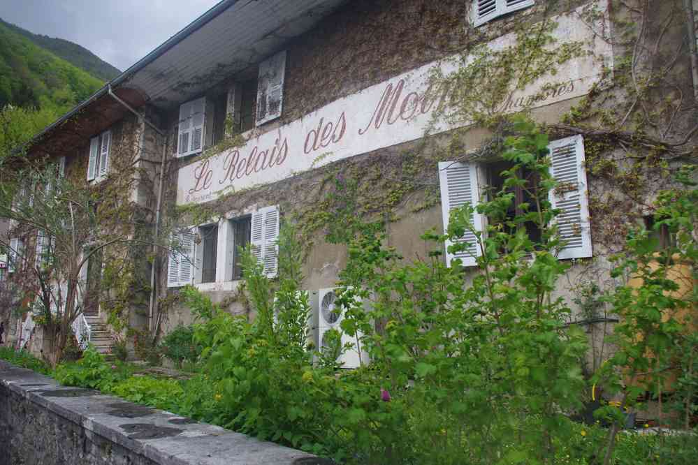 Le pittoresque relais des Moines de Chézery-Forens. Ancienne hôtellerie de l’abbaye de Chézéry. C’est le seul vestige de cette abbaye cistercienne fondée en 1140, incendiée en 1590 par les Genevois et finalement rasée en 1793. Le samedi 4 mai 2019