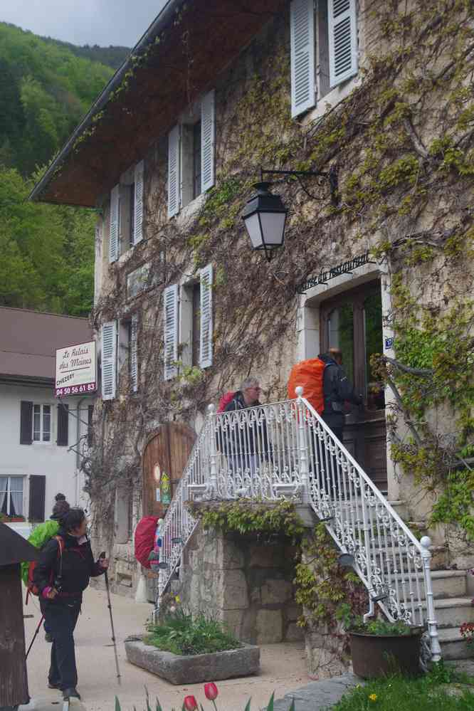 Le pittoresque relais des Moines de Chézery-Forens. Ancienne hôtellerie de l’abbaye de Chézéry. C’est le seul vestige de cette abbaye cistercienne fondée en 1140, incendiée en 1590 par les Genevois et finalement rasée en 1793. Le samedi 4 mai 2019