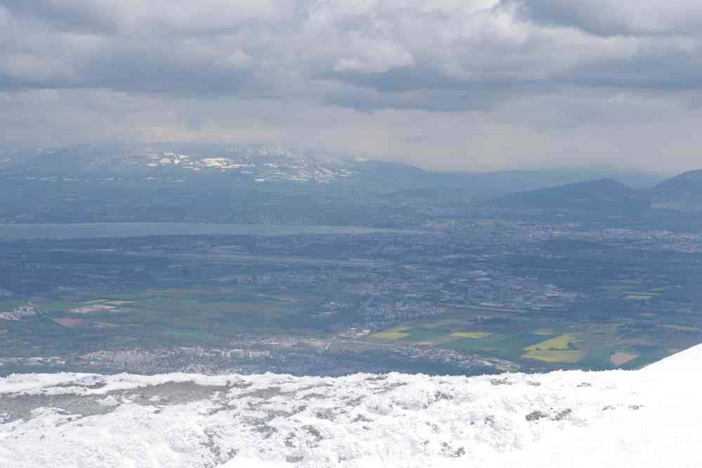 De l’autre côté, la ville de Genève (et devant la piste de l’aéroport). Le dimanche 5 mai 2019
