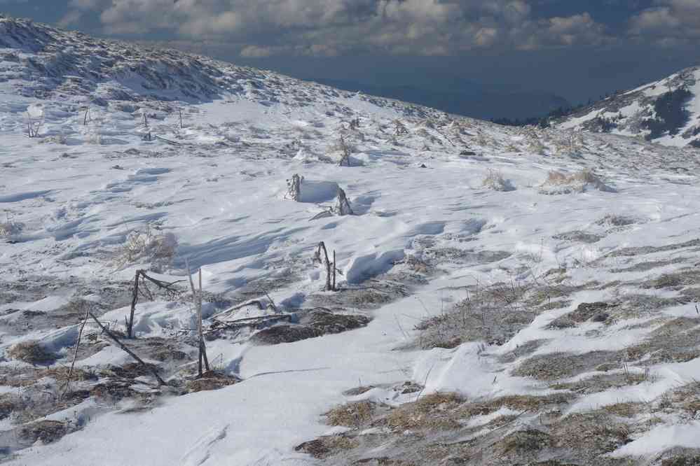 Neige sculptée par le vent. Le lundi 6 mai 2019