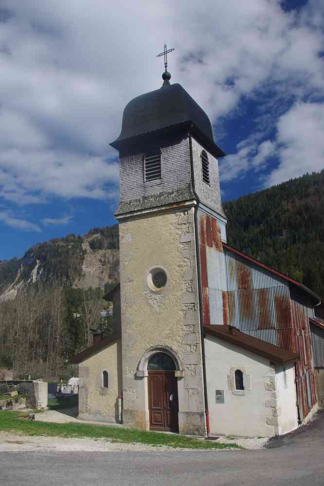 L’église de Mijoux. Située sur l’autre rive de la Valserine, donc dans une autre commune, un autre département et une autre « grande région » (au fait, qui paye pour l’entretenir cette église ?). Le lundi 6 mai 2019