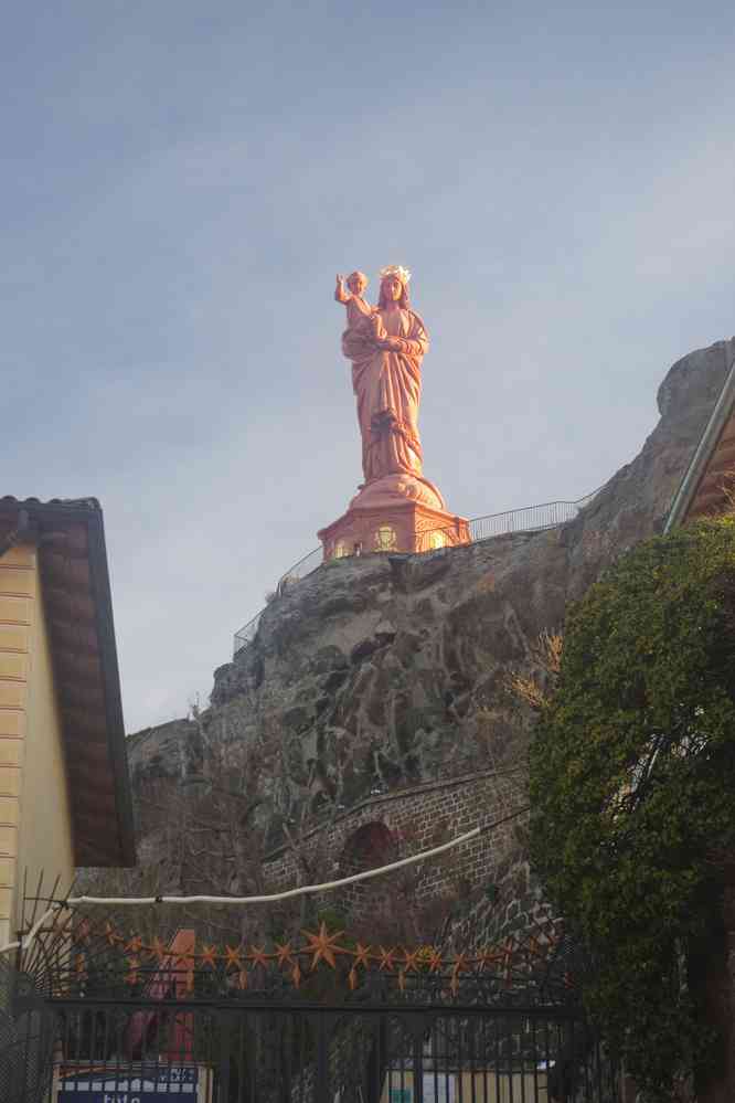 Statue de Notre-Dame-de-France. Le samedi 26 mars 2016