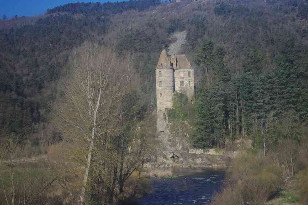 Le château de Lavoûte-Polignac photographié du train. Le samedi 26 mars 2016