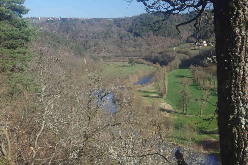 Descente un peu raide jusqu’au niveau du fleuve. Le samedi 26 mars 2016