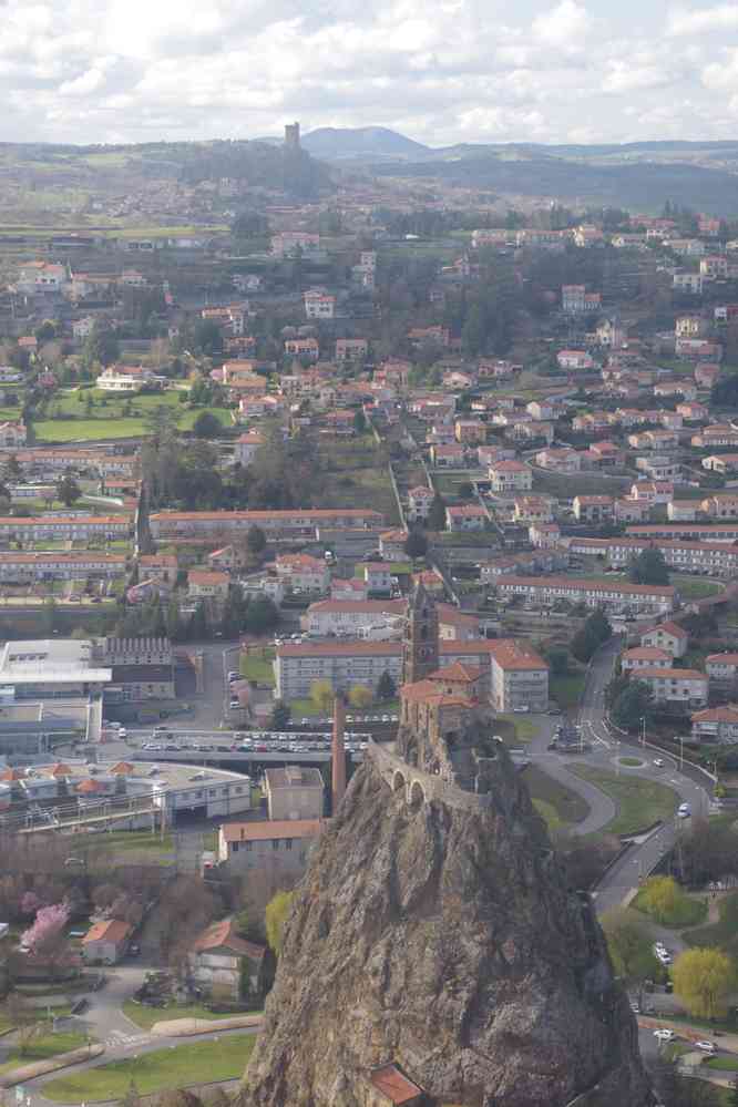 Saint-Michel d’Aiguilhe (et au loin le fort de Polignac). Le dimanche 27 mars 2016