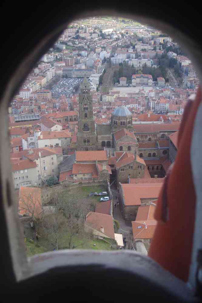 La cathédrale à travers l’oe il de la statue. Le dimanche 27 mars 2016