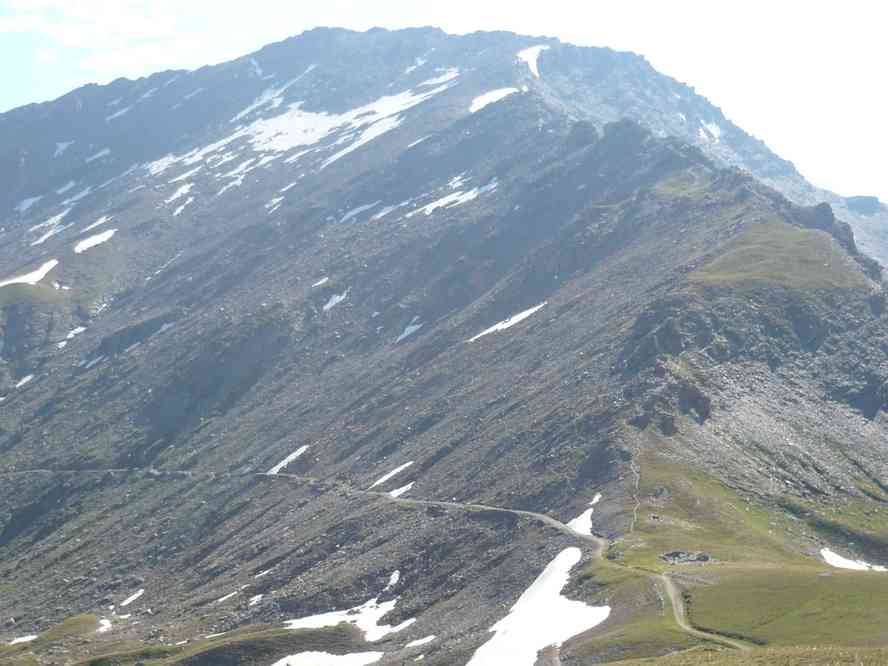 Le col de Sollières vu d’un contrefort du mont Froid : histoire de vérifier que nous sommes bien capables de monter en face ! Le lundi 13 juillet 2009