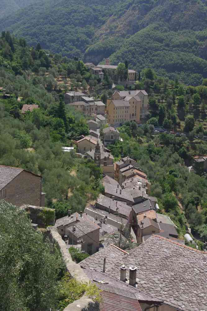 Saorge, du piton rocheux dominant l’église Saint-Sauveur. Pendant que le taxi emmenait sa deuxième fournée…. Le samedi 28 juillet 2012
