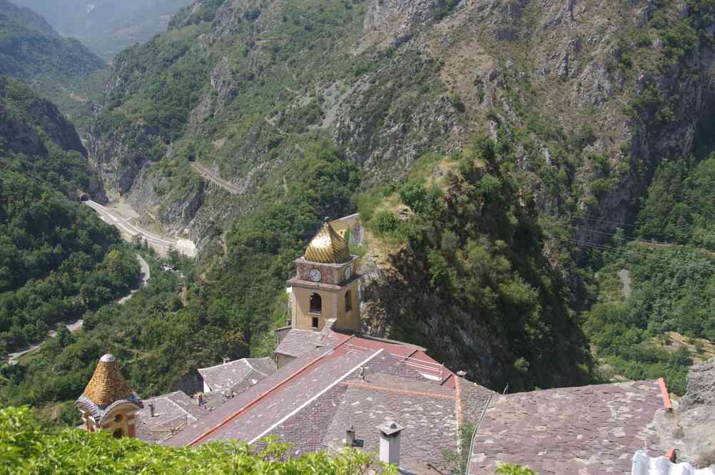 Saorge, du piton rocheux dominant l’église Saint-Sauveur. Pendant que le taxi emmenait sa deuxième fournée…. Le samedi 28 juillet 2012