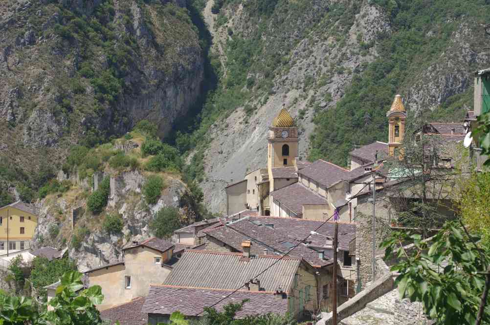 Saorge, vers l’église Saint-Sauveur. Le samedi 28 juillet 2012