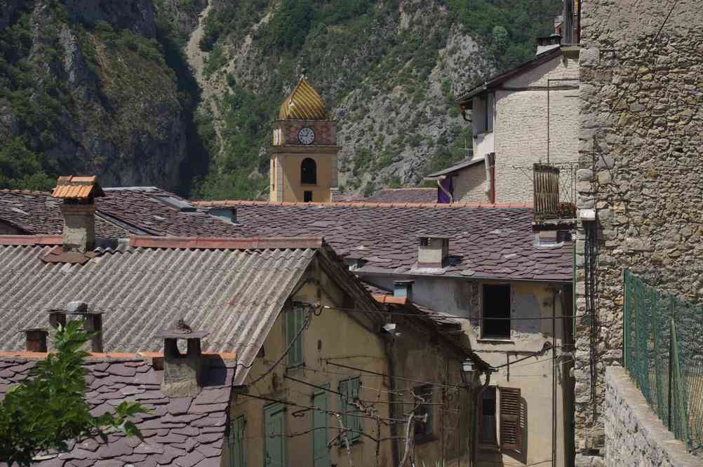 Saorge, vers l’église Saint-Sauveur. Le samedi 28 juillet 2012