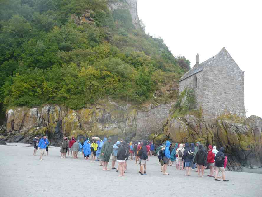 Comme 70 % des touristes (c’est Wikipedia qui le dit), nous ne sommes pas montés à l’abbaye. Le dimanche 12 juin 2011