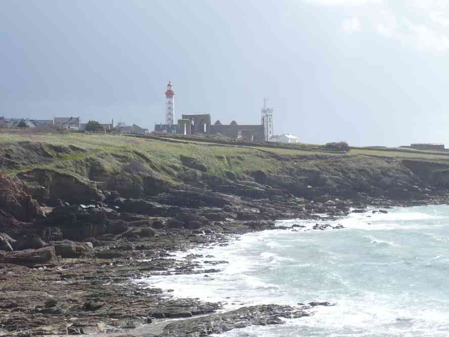 Quittant plus vite que l’averse l’ancienne abbaye de Saint-Matthieu. Le vendredi 2 avril 2010