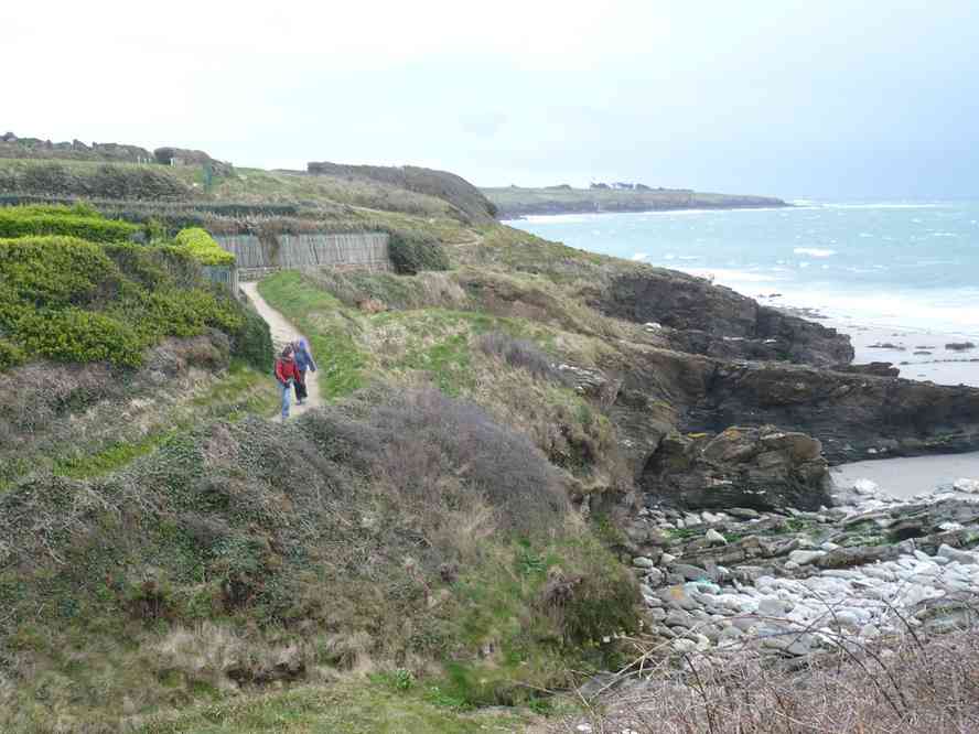 Les retardataires se dépêchent pour arriver avant la pluie... Le vendredi 2 avril 2010