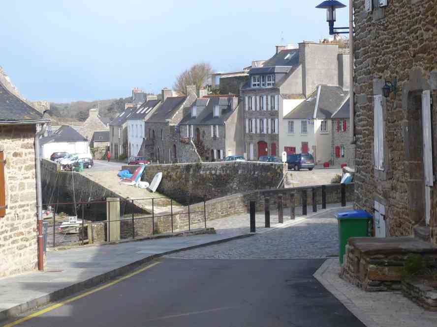 Maisons anciennes dans le port du Conquet. Le vendredi 2 avril 2010