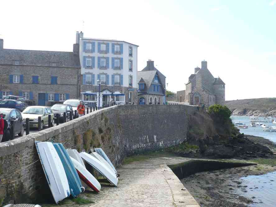 Maisons anciennes dans le port du Conquet. Le vendredi 2 avril 2010