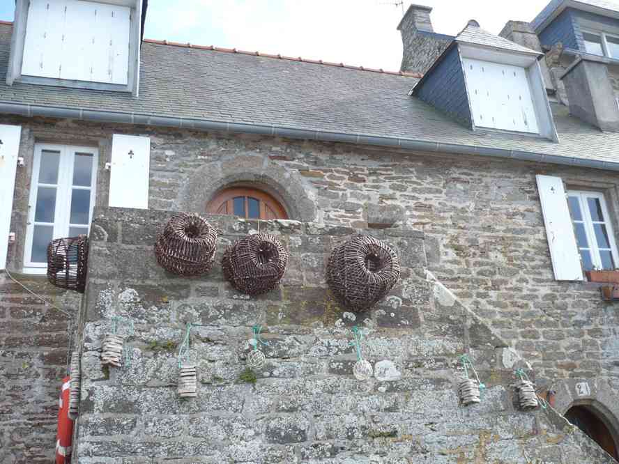 Casiers de pêche traditionnels, devant la maison d’un pêcheur retraité (personne n’a osé le photographier !). Le vendredi 2 avril 2010