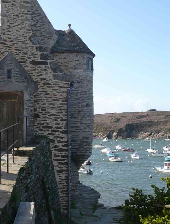 Vieille maison fortifiée (?). Le vendredi 2 avril 2010