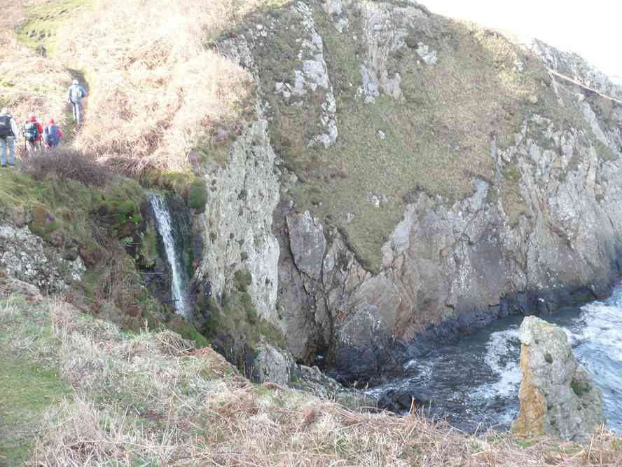La petite cascade est bien alimentée... Le samedi 3 avril 2010
