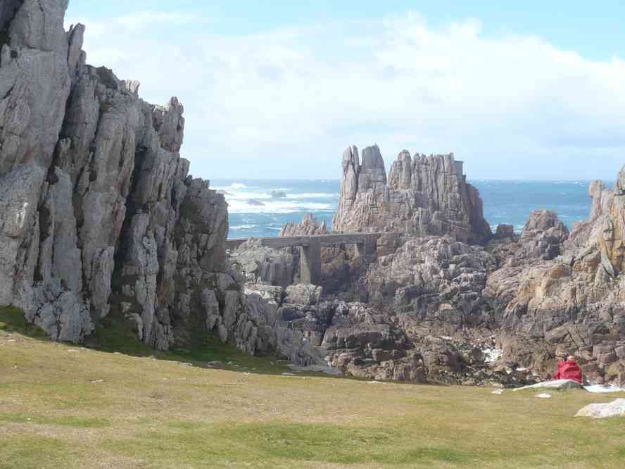 Restes d’installations maritimes près du phare du Créac’h. Le samedi 3 avril 2010