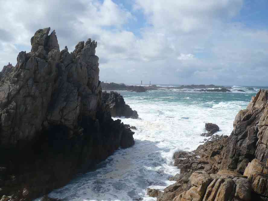 Au loin le phare du Nividic. Le samedi 3 avril 2010