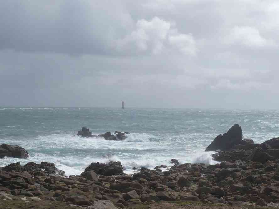 Au loin le phare de la Jument. Le samedi 3 avril 2010