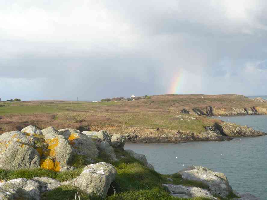Avant l’averse... au loin le phare de la Jument. Le dimanche 4 avril 2010