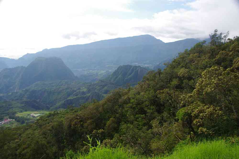 Départ de notre randonnée (lacet cote 1628). Vue vers le piton d’Anchain. Le dimanche 3 mai 2015