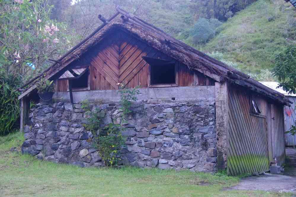 Construction de paille traditionnelle dans notre gîte. Le lundi 4 mai 2015