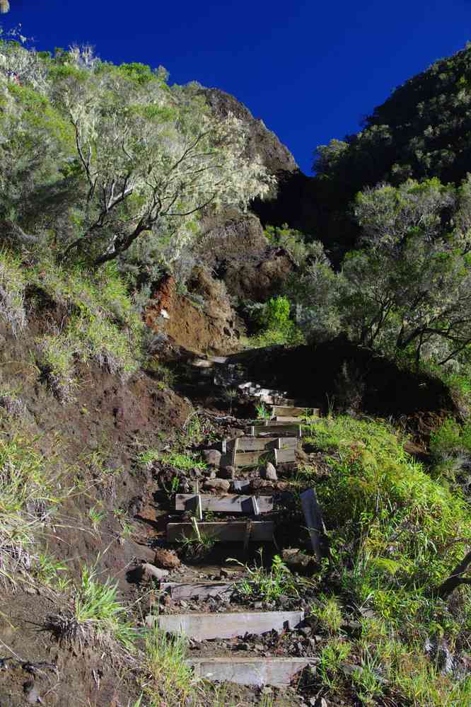 Montée vers Marla (cirque de Mafate). Le lundi 4 mai 2015