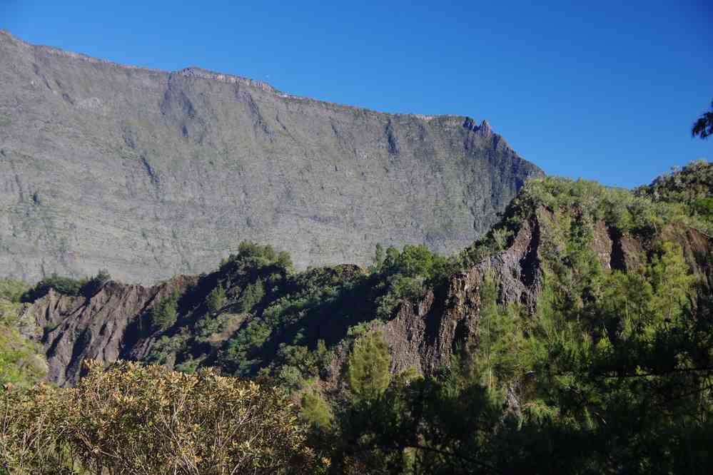 Montée vers Marla (cirque de Mafate). Le lundi 4 mai 2015