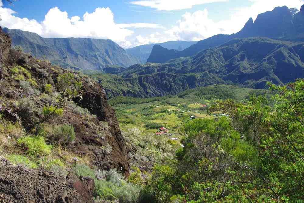 Montée vers le col de Taïbit. Vue sur le cirque de Mafate (Marla et la Nouvelle). Le lundi 4 mai 2015