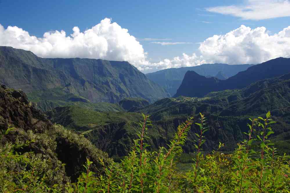 Montée vers le col de Taïbit. Vue sur la Nouvelle et le cirque de Mafate. Le lundi 4 mai 2015