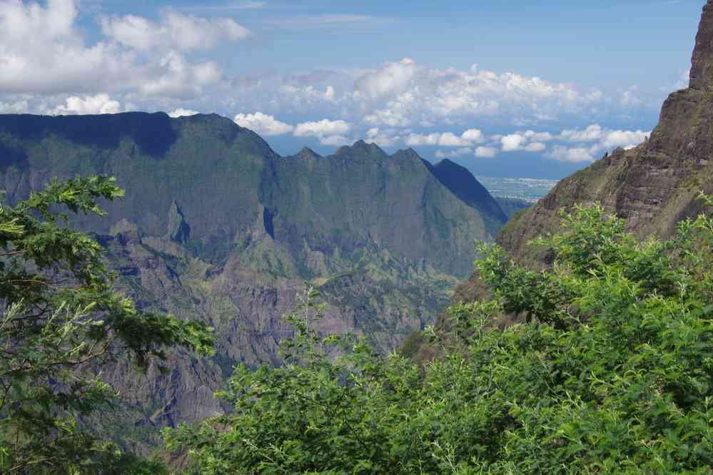 Depuis le col de Taïbit. Vue vers le cirque de Cilaos et vers l’Océan. Le lundi 4 mai 2015