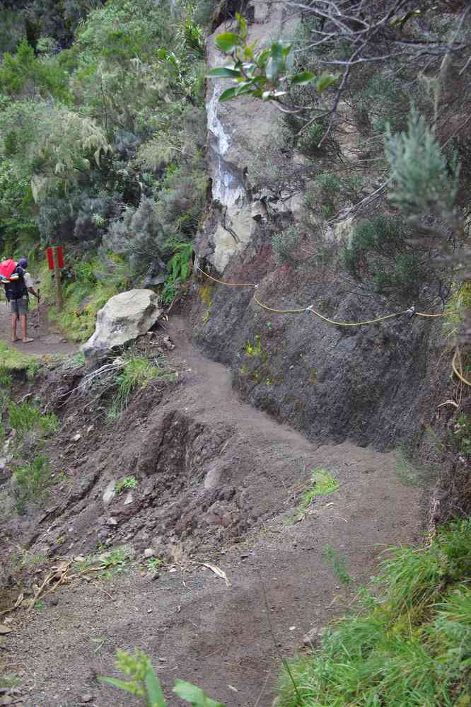 Descente du col de Taïbit. Petit passage délicat. Le lundi 4 mai 2015