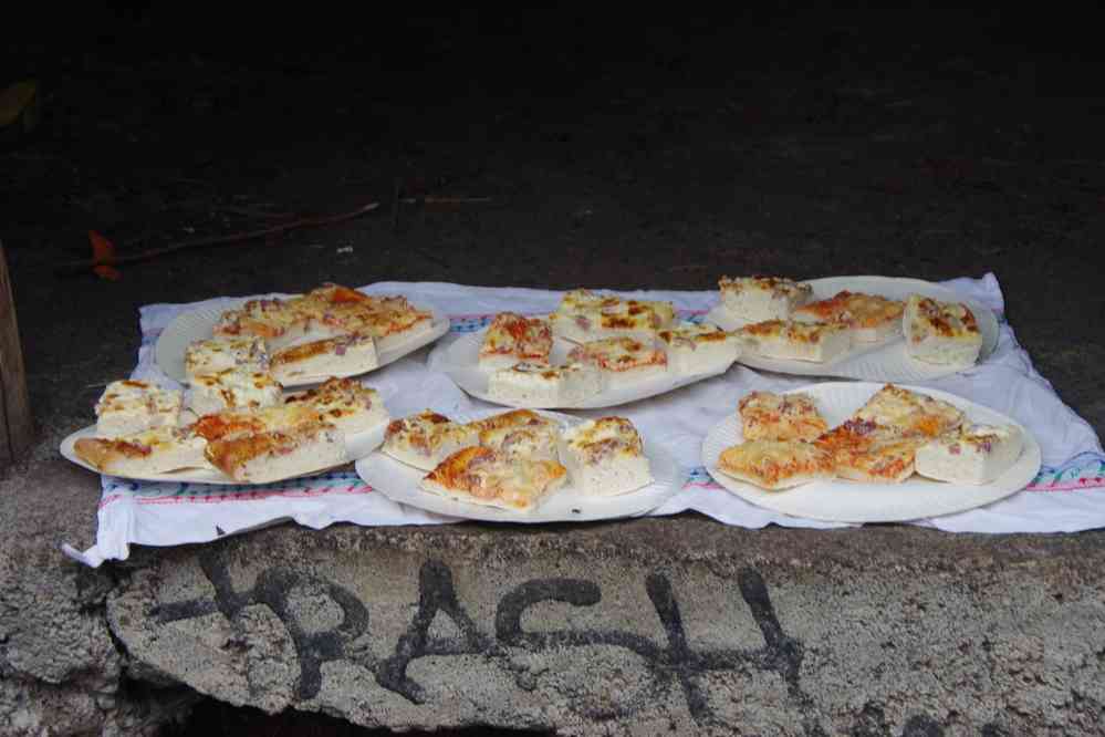 Pique-nique pizza, une première pour moi en vingt ans de treks !. Le mardi 5 mai 2015