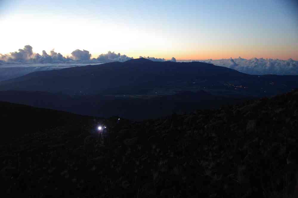 Ascension à la frontale. Vue vers le piton de la Fournaise. Le mercredi 6 mai 2015