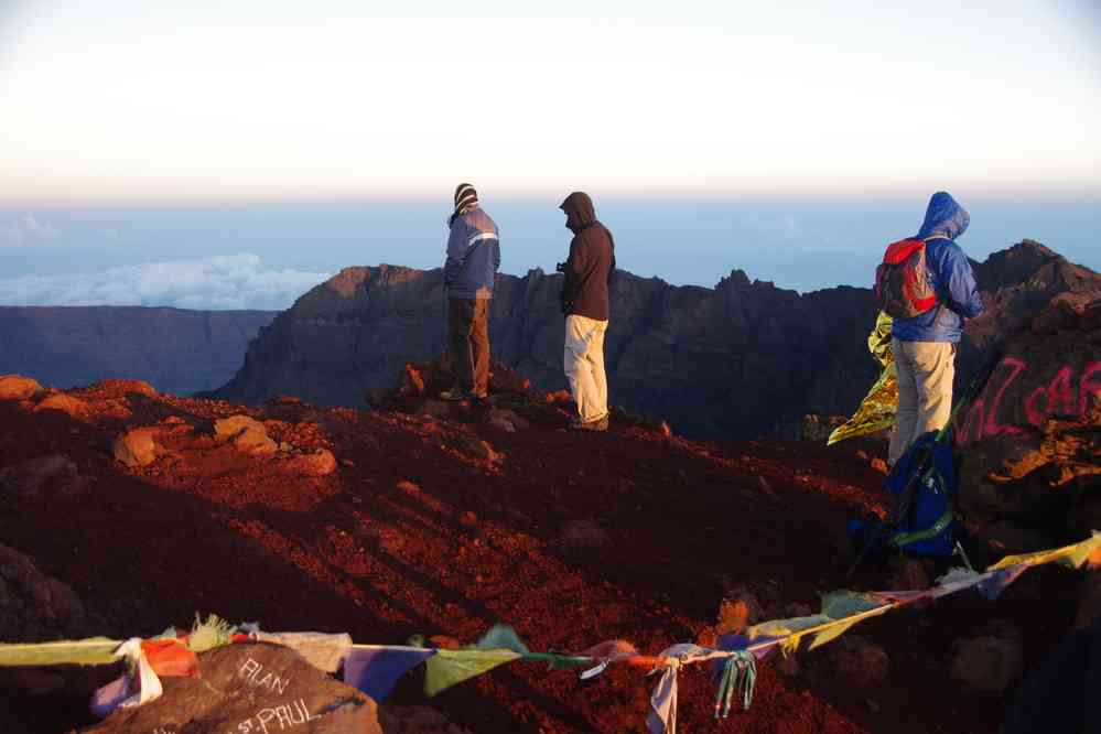 Piton des Neiges (3070 m), point culminant de la Réunion. Drapeaux à prières comme au Népal. Le mercredi 6 mai 2015