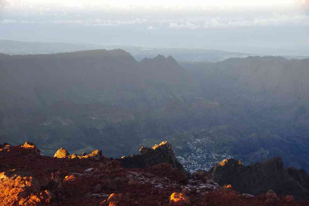 Piton des Neiges, vue sur Cilaos. Le mercredi 6 mai 2015