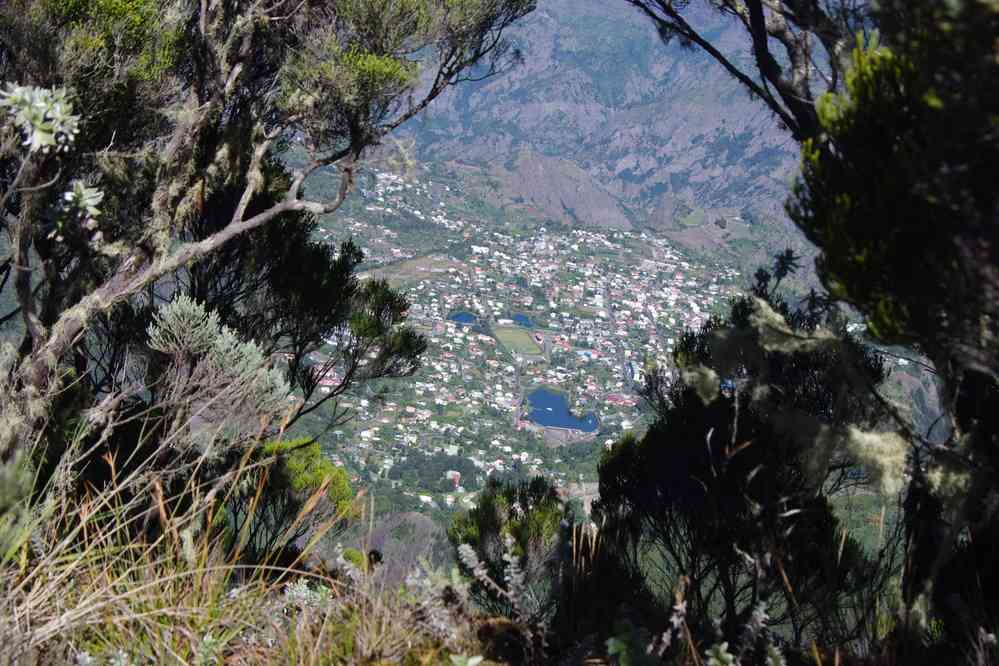 Cilaos photographié depuis la crête (coteau Kervéguen), pendant la descente. Le mercredi 6 mai 2015