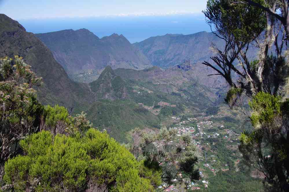 Depuis la crête (coteau Kervéguen), pendant la descente. Vue vers Cilaos. Le mercredi 6 mai 2015