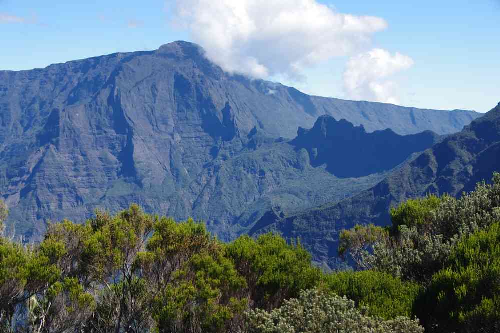 Depuis la crête (coteau Kervéguen), pendant la descente. Vue vers le col de Taïbit. Le mercredi 6 mai 2015