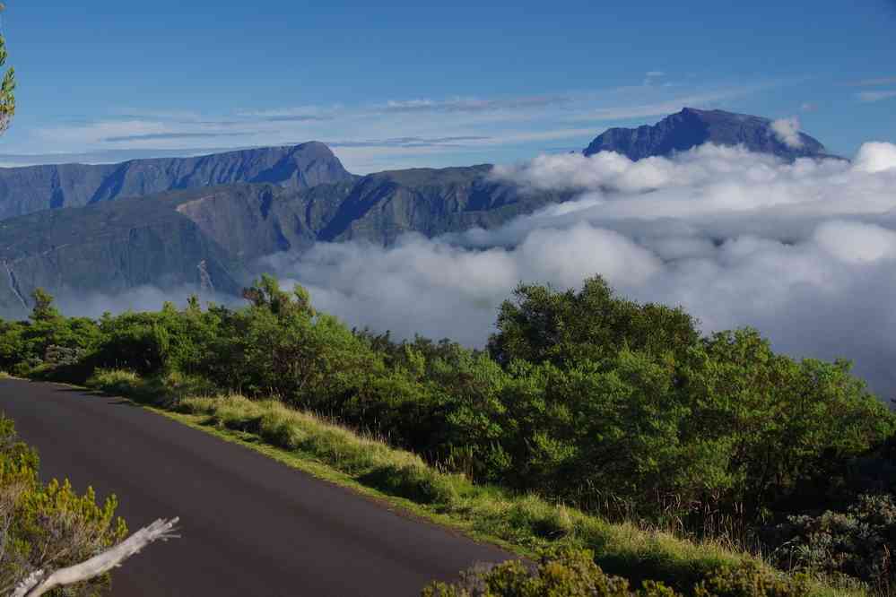 Montée en véhicule vers le piton de la Fournaise, vue sur le piton des Neiges. Le jeudi 7 mai 2015