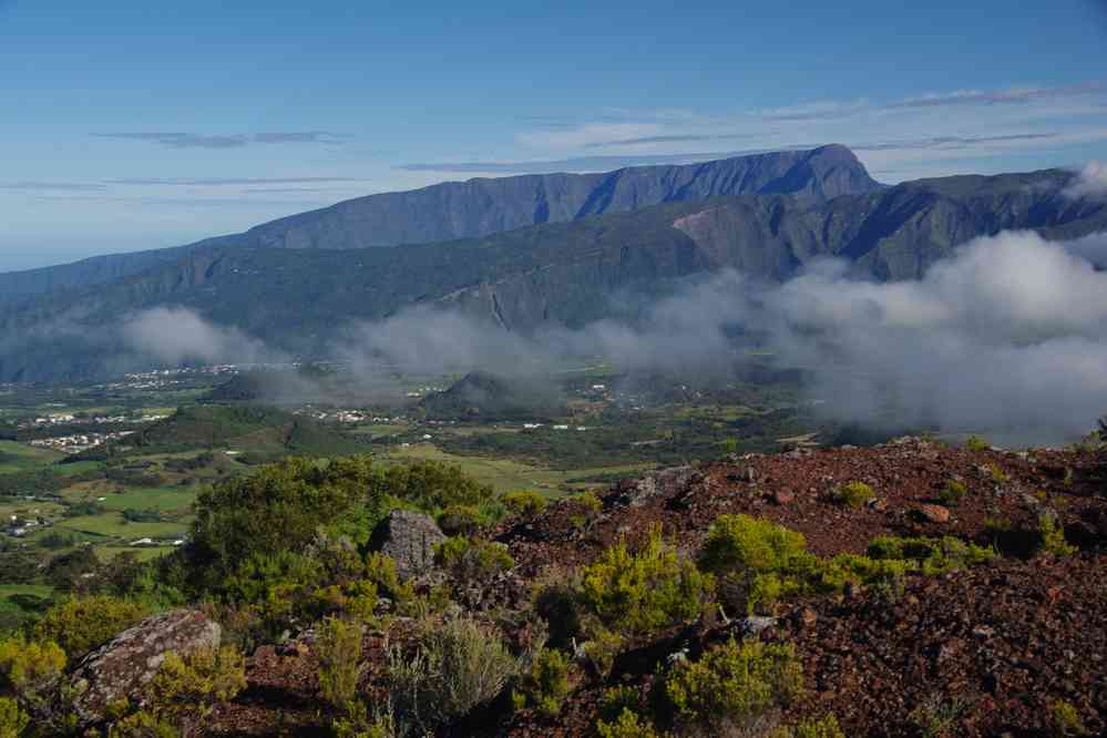Montée en véhicule vers le piton de la Fournaise. Le jeudi 7 mai 2015