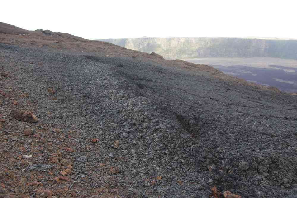 Fissure éruptive de l’éruption de février 2015. C’est pas tout à fait autorisé d’être là ! Le jeudi 7 mai 2015